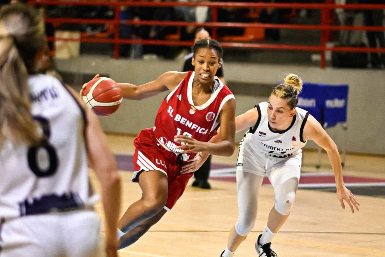 Josephine Filipe no ataque ao cesto     Fotografia FIBA