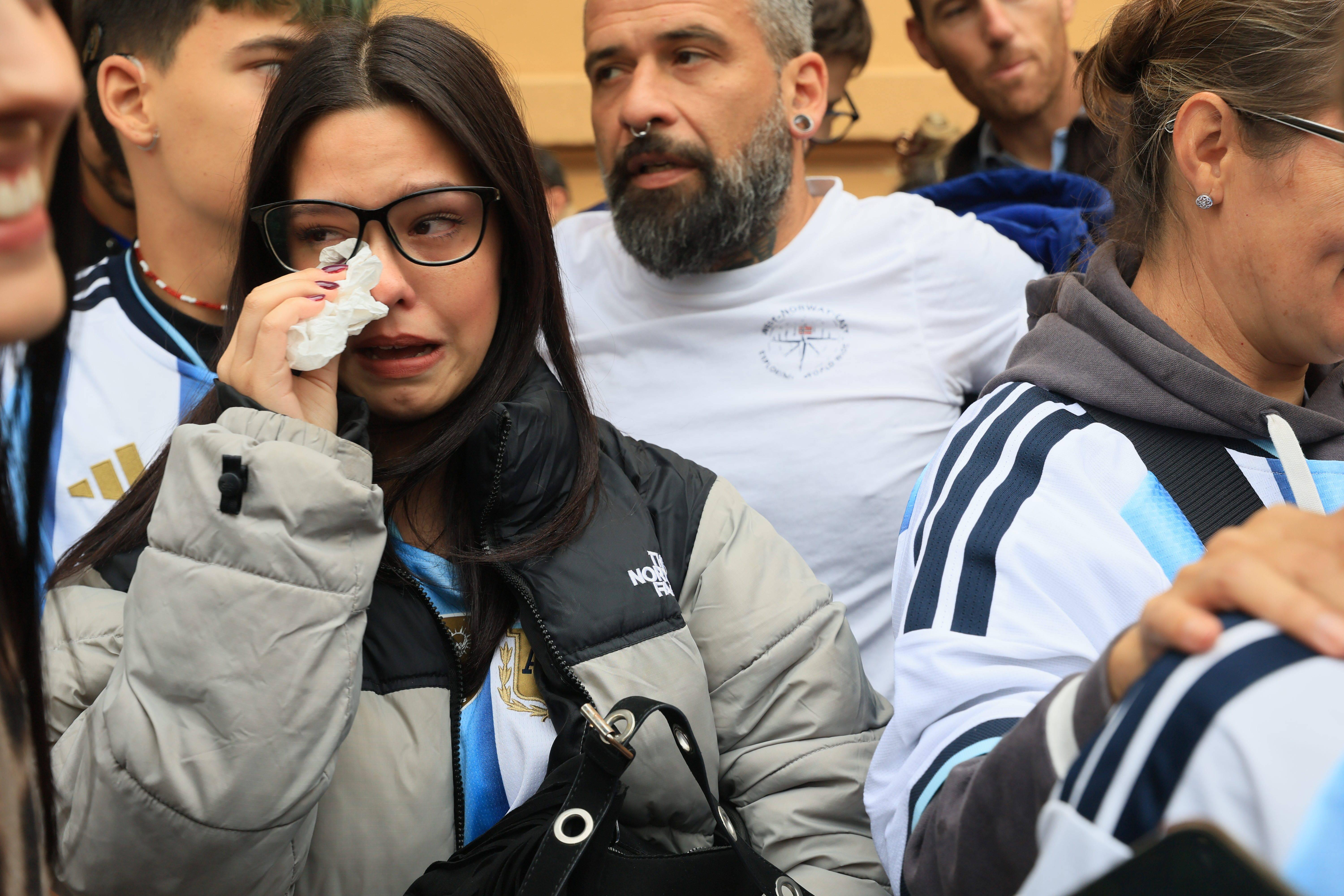 Adeptos esperam Lionel Messi no Hotel de la Reconquista, em Oviedo, onde vai participar na edição de 2026 dos Prémios Princesa das Astúrias