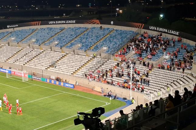 Grande comunhão entre jogadores e adeptos depois da goleada europeia do Benfica