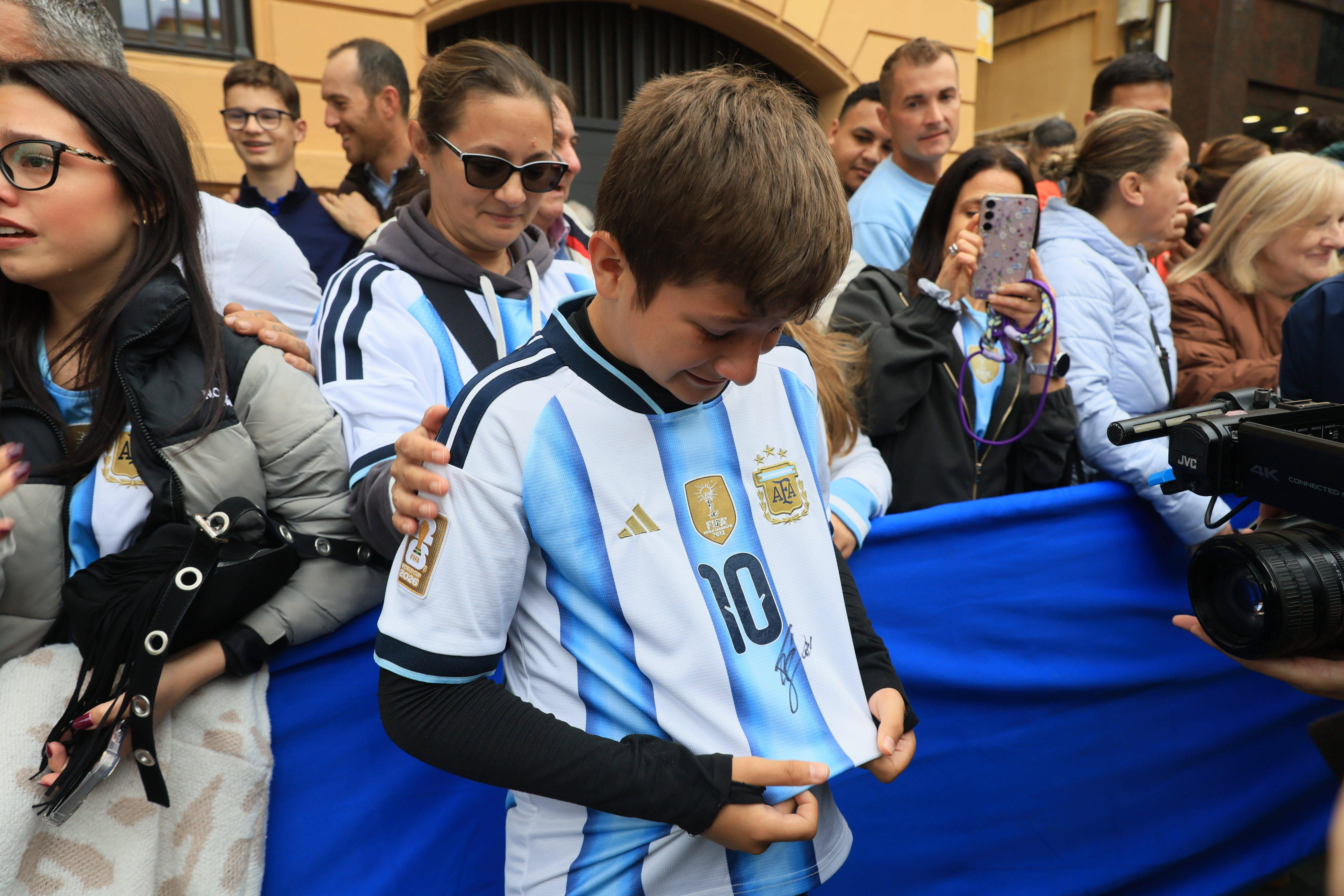 Adeptos esperam Lionel Messi no Hotel de la Reconquista, em Oviedo, onde vai participar na edição de 2026 dos Prémios Princesa das Astúrias