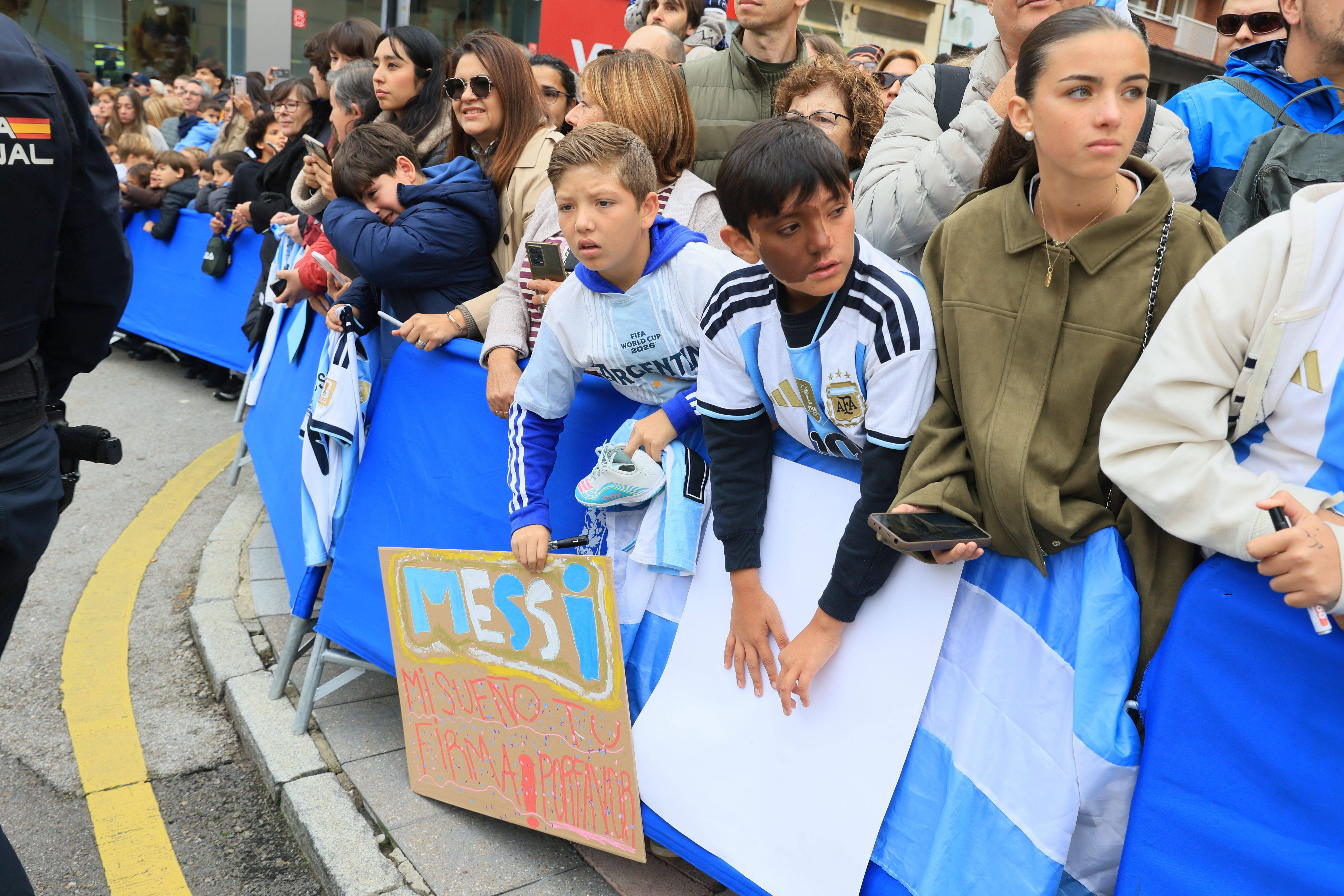 Adeptos esperam Lionel Messi no Hotel de la Reconquista, em Oviedo, onde vai participar na edição de 2026 dos Prémios Princesa das Astúrias