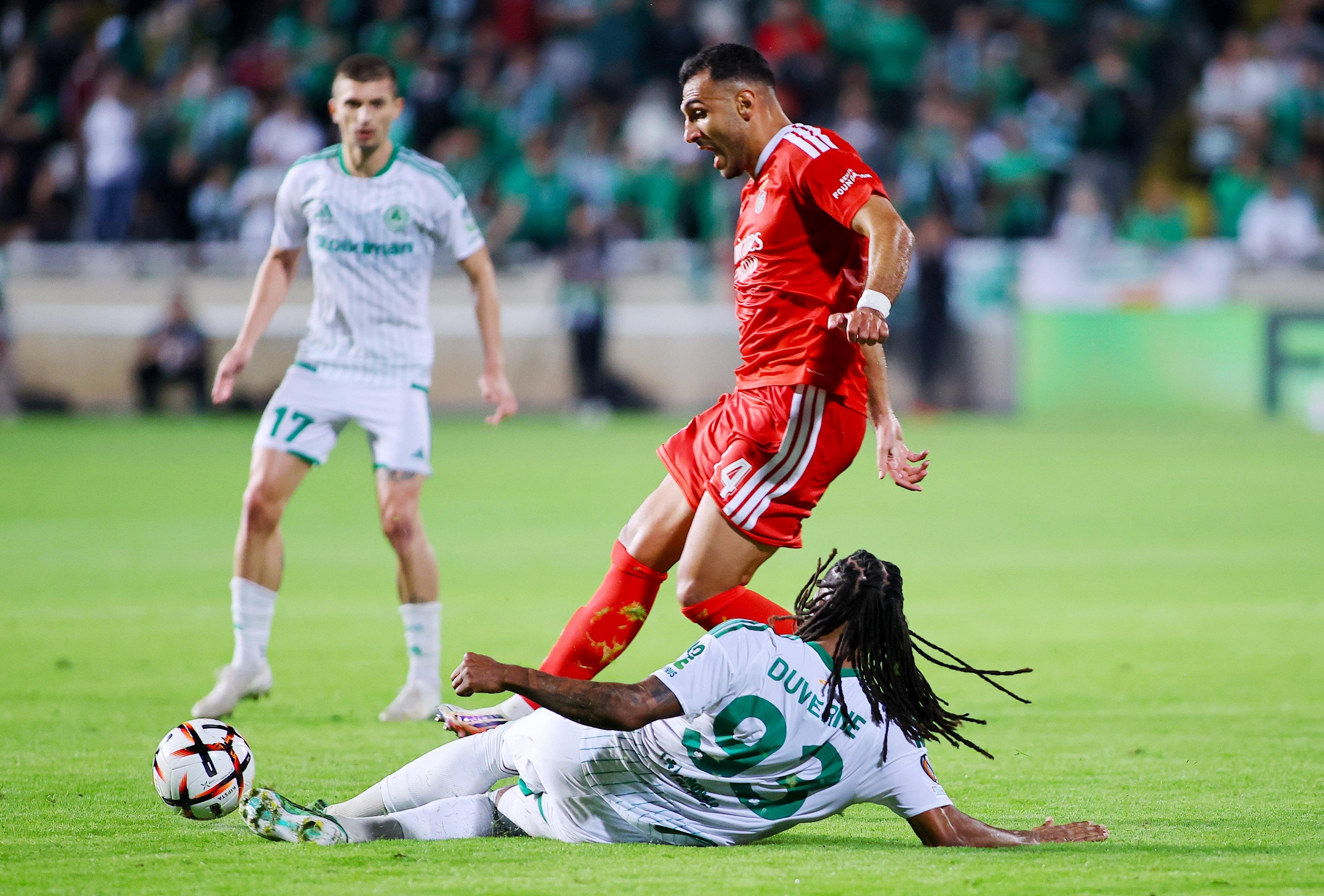 Pavlidis em duelo com Duverne. Foto: EPA/KOSTAKIS SAVVIDES (Omonia-Benfica)