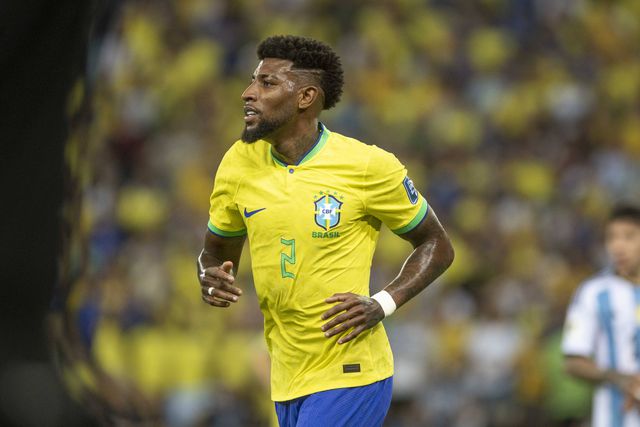 Emerson Royal aborda estilo de jogo de Fernando Diniz: «É difícil jogar assim»