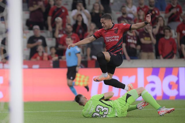 Lesão de Gavi abre caminho à chegada de Vítor Roque em janeiro