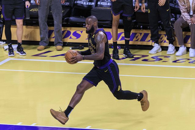 LeBron James volta a deixar marca na NBA