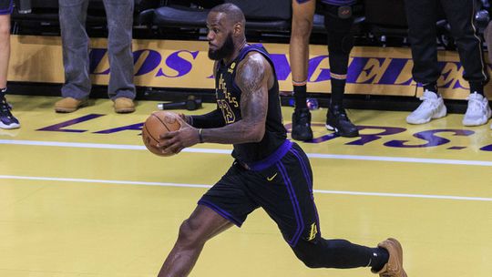 LeBron James volta a deixar marca na NBA