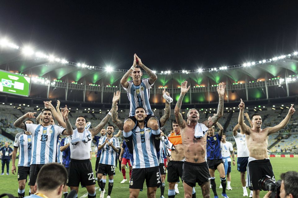 Vídeo: Di María 'capitão', novo recorde e em ombros após vitória sobre o Brasil