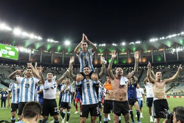 Vídeo: Di María 'capitão', novo recorde e em ombros após vitória sobre o Brasil