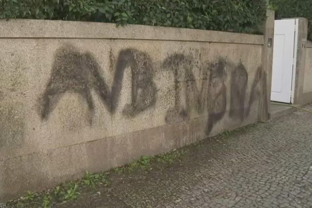 Zelador de condomínio onde mora Villas-Boas agredido