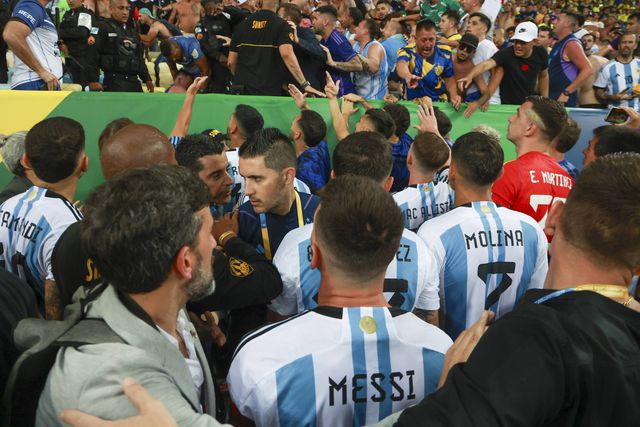 Emiliano Martínez tenta tirar bastão a polícia no Brasil-Argentina (vídeo)