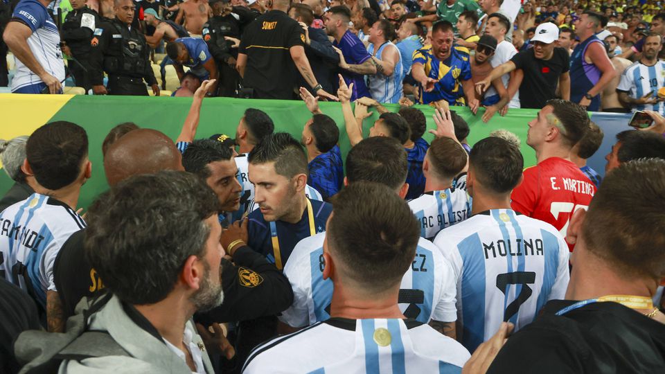 Emiliano Martínez tenta tirar bastão a polícia no Brasil-Argentina (vídeo)