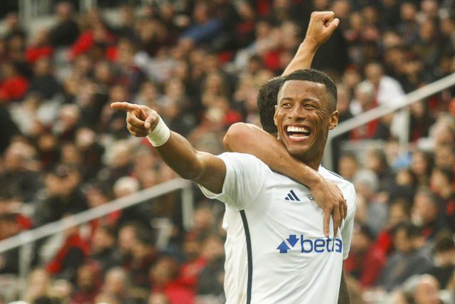 VÍDEO: ex-Sporting marca pelo Cruzeiro