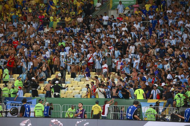Carga policial na bancada do Maracanã e... sai uma selfie (vídeo)