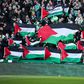 Adeptos a exibirem as bandeiras da Palestina (IMAGO)