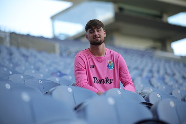 Jovem guarda-redes que passou pelo Benfica assina contrato profissional com o FC Porto