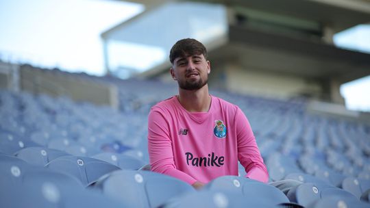 Jovem guarda-redes que passou pelo Benfica assina contrato profissional com o FC Porto