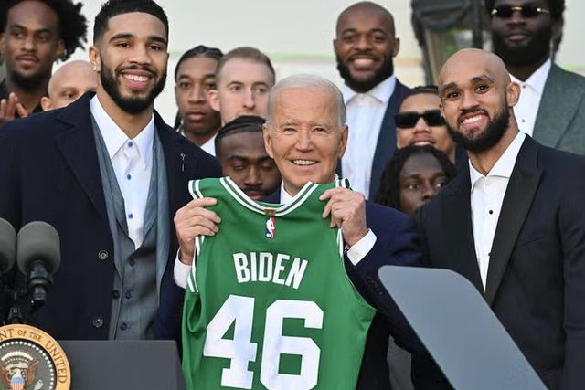 Neemias levou o seu fato verde à Casa Branca