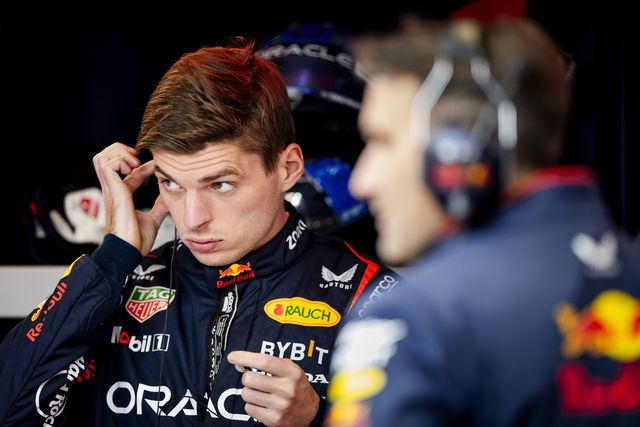 Max Verstappen com olhar pensativo