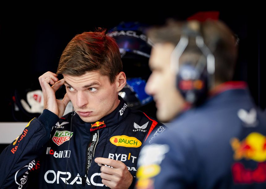 Max Verstappen com olhar pensativo