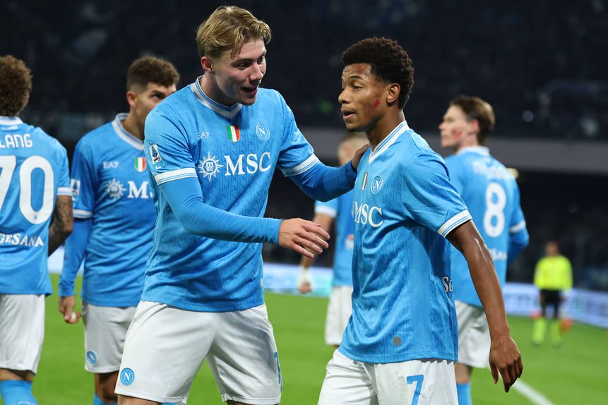 David Neres celebra o golo com Rasmus Hojlund