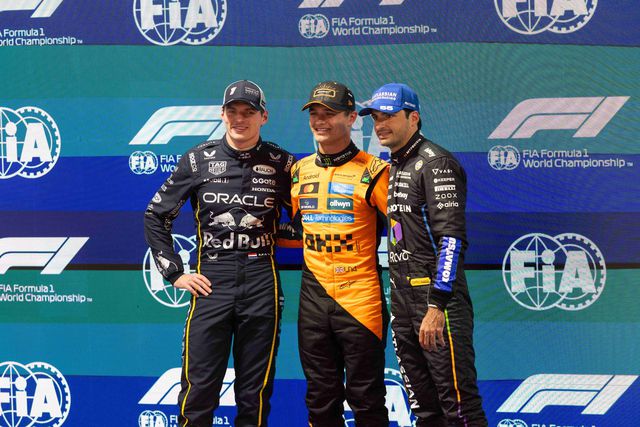 Max Verstappen (à esquerda), piloto da Red Bull Racing, Lando Norris (ao centro), piloto da McLaren e Carlos Sainz (à direita), piloto da Williams em Las Vegas