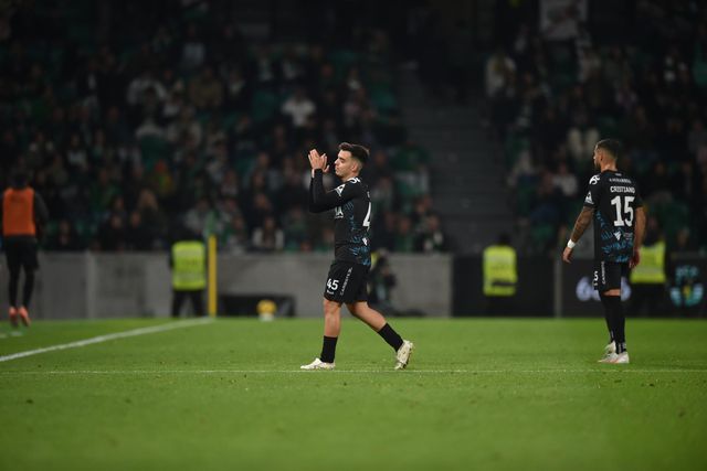 Gonçalo Batalha foi substituído, recebeu muitos aplausos das bancadas e não escondeu que lhe caíram algumas lágrimas