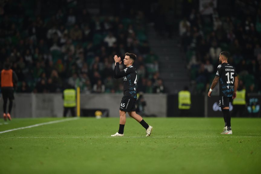 Gonçalo Batalha foi substituído, recebeu muitos aplausos das bancadas e não escondeu que lhe caíram algumas lágrimas