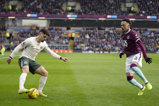 Pedro Neto, extremo-direito do Chelsea, frente a Quilindschy Hartman, lateral-esquerdo do Burnley
