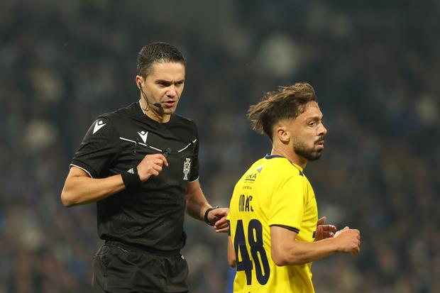 Macron já equipa os árbitros portugueses: aqui Hélder Malheiro no FC Porto-Sintrense - Foto: Catarina Morais