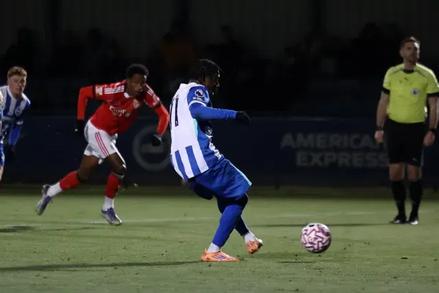Miah Oriola, da equipa de reservas do Brighton, marca frente ao Benfica B na Premier League International Cup - Foto: James Boardman