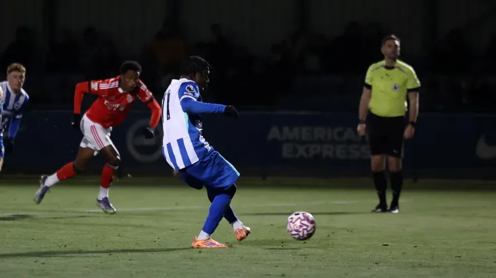Miah Oriola, da equipa de reservas do Brighton, marca frente ao Benfica B na Premier League International Cup - Foto: James Boardman