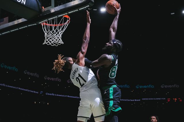 Duplo-duplo e 'poster' para Neemias na derrota dos Celtics