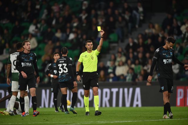 Ricardo Baixinho a mostrar cartão amarelo a Filipe Oliveira, jogador do Marinhense - Foto: Miguel Nunes