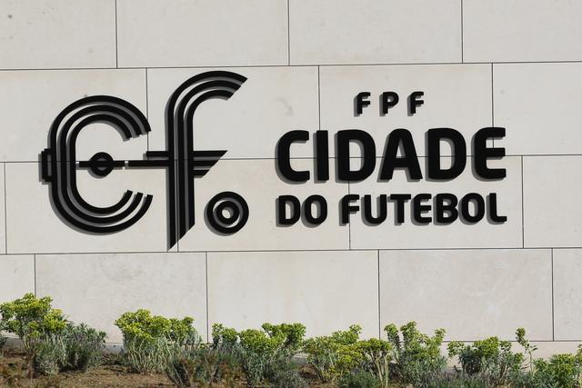 Mesa para cinco na Cidade do Futebol