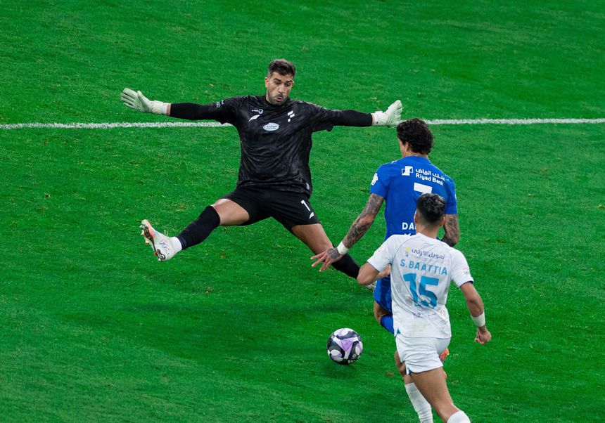 Darwin ultrapassa guarda-redes adversário antes de marcar - Foto: Al Hilal/X