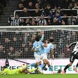 Barnes marcou os dois golos que deram os três pontos ao Newcastle - FOTO IMAGO