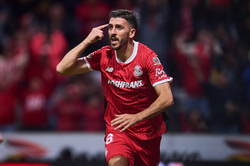 Paulinho festeja pelo Toluca