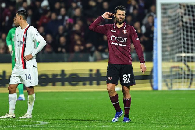 Milan empata na visita ao último e pode ver distância para o topo disparar