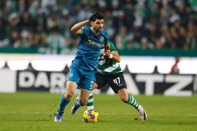 Empresário mostra Taremi em Milão