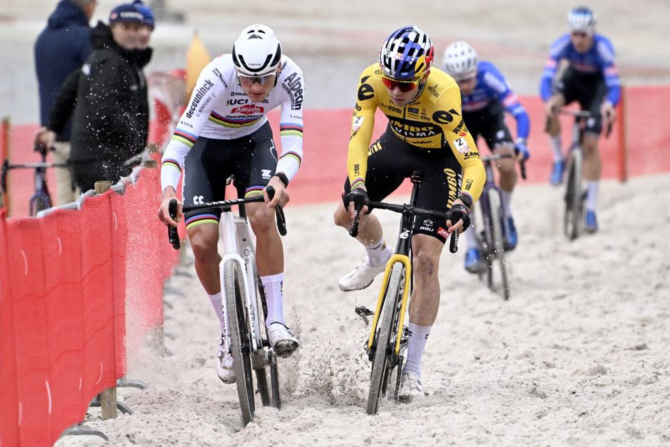 Van der Poel esmaga Van Aert no primeiro duelo da temporada no ciclocrosse