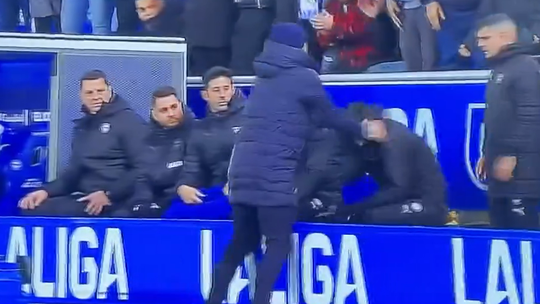 VÍDEO: a furiosa reação do treinador do Alavés ao golo do Real Madrid