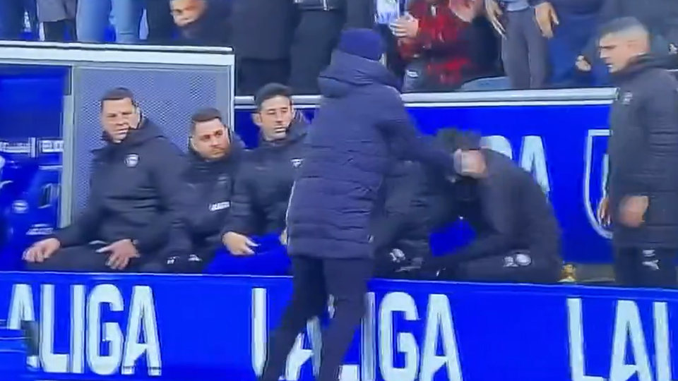 VÍDEO: a furiosa reação do treinador do Alavés ao golo do Real Madrid
