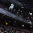 A tradicional chuva de peluches para doação no estádio do Betis (vídeo)
