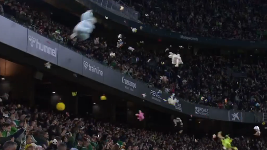 A tradicional chuva de peluches para doação no estádio do Betis (vídeo)