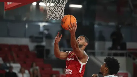 Benfica sofre, mas mantém invencibilidade