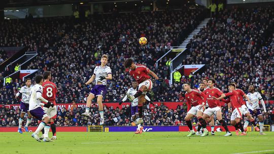 A bola parada voltou a abrir os portões do inferno para o Manchester United