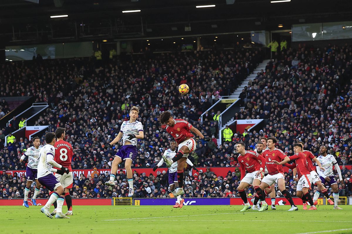 A bola parada voltou a abrir os portões do inferno para o Manchester United