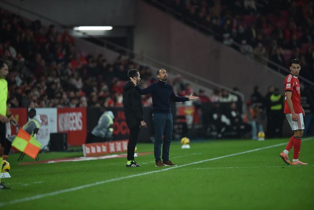 O treinador do Famalicão, Hugo Oliveira, a dar instruções à equipa na Luz (foto Miguel Nunes