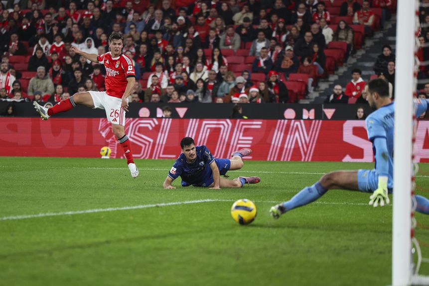 O momento em que Carevic impede o golo de Dahl. Só não defendeu o penálti de Pavlidis - Foto: José Sena Goulão/LUSA