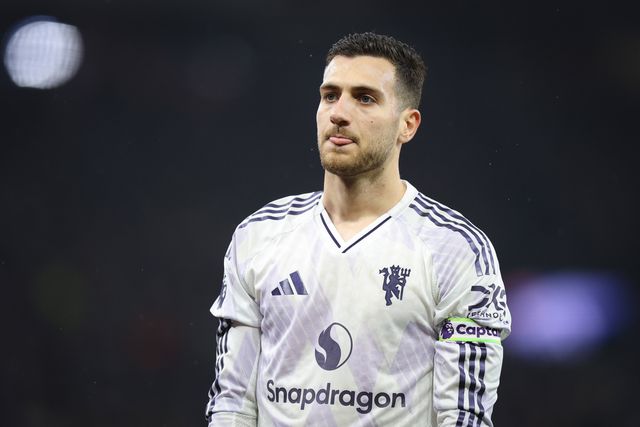 Diogo Dalot a usar a braçadeira de capitão pelo Manchester United